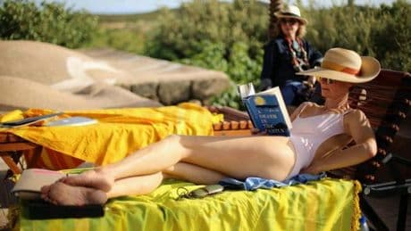 Vacaciones en la piscina: malestar en la tumbona