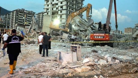 Maraş'ta ağır hasarlı bina yıkılırken çöktü: Enkaz altında kalan operatör yaşamını yitirdi
