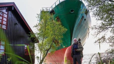Containerschiff kracht in Vorgarten – Steuermann war eingeschlafen