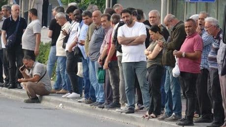 İzmir'de grevin ikinci günü: Duraklarda yine yoğunluk yaşanıyor