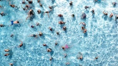 Baden und schwimmen: Rund die Hälfte der Viertklässler kann offenbar nicht sicher schwimmen