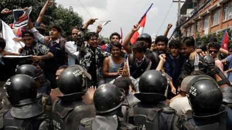 Nepal: Regierung will soziale Medien sperren: 16 Menschen sterben bei Protesten