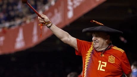 El mundo del fútbol llora la muerte de Manolo &#039;el del Bombo&#039;: &quot;Siempre nos acompañó en las buenas y en las malas&quot;