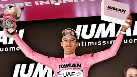 Rivoluzione al Giro d’Italia: Van Aert vince, Del Toro in rosa