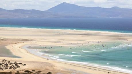 Ni Maldivas, ni Cancún, así es la playa de las Islas Canarias con arena blanca y aguas cristalinas