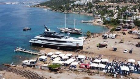 Bodrum'da üretilen süper yat denize indirildi