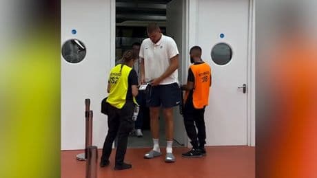 Bei der Einlasskontrolle - Security-Frau erkennt diesen NBA-Superstar nicht