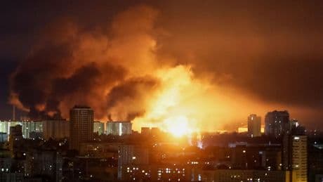 Ucraina, attacco russo con droni su Kiev: almeno 15 feriti. Zelensky: «Nuove sanzioni a Mosca»