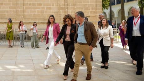 Montero va al Parlamento para evidenciar la ausencia de Moreno tras el partido del Betis: "Volvimos en el mismo avión"