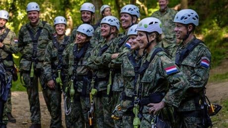 Koningin Máxima doet in legeruniform volop mee aan activiteiten tijdens bezoek reservisten in opleiding Limburg