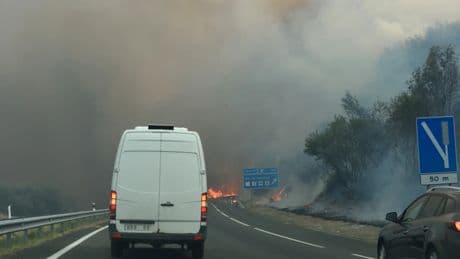 Lo que la DGT recomienda en caso de encontrarnos con un incendio en carretera
