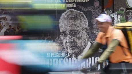 Condenan a 12 años de prisión domiciliaria al expresidente colombiano Álvaro Uribe