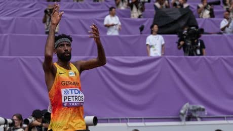Es hat mit Europameister Schröder zu tun - Marathon-Held Petros erklärt seinen Basketball-Jubel