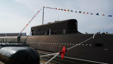 Russia, il nuovo sottomarino nucleare Dmitry Pozharsky: è armato con 16 missili balistici intercontinentali