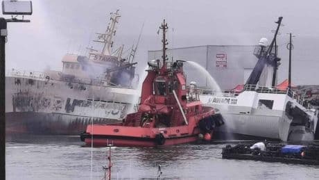 Un incendio originado por una chispa de soldadura arrasa un pesquero de 50 metros en el puerto comercial de Ribeira
