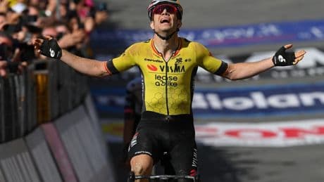 Herbeleef de chaotische gravelrit in de Giro met winst voor Wout van Aert en roze voor Isaac del Toro