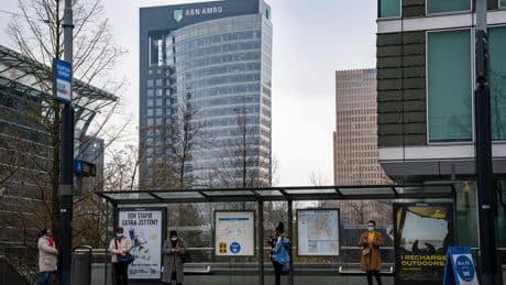 Waar ING en ABN Amro kiezen voor beleggersdouceurtjes, lopen de kapitaalbuffers van Rabobank op