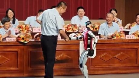 Chine: un robot humanoïde fait sensation en venant chercher son diplôme du bac