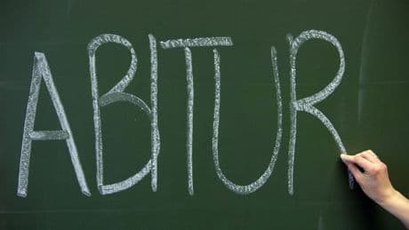 Extremismusprävention: Abi-Motto mit NS-Bezug: Pflicht zu Gedenkstätten-Besuchen?