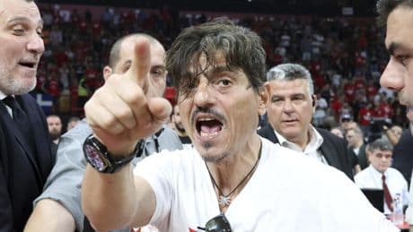 Así fue el forcejeo de Giannaopoulos con la policía: "Que mi hija me vea con esposas"