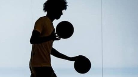 Izan Almansa, el triple MVP de España, debuta con los Sixers para luchar por un sitio en la NBA