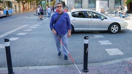 Jesús Aparicio, persona sordociega: "Me he caído varias veces a las vías de Renfe y me he quedado sentado en trenes averiados"