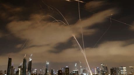L’Iran riposte par des salves de missiles après de nouvelles frappes israéliennes