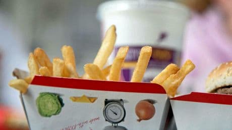 Des frites et un Coca : que faut-il (vraiment) penser du menu McDo contre la migraine ?