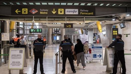 Los controles en Barajas logran desplazar a los indigentes fuera de la terminal tras 15 días: "No podemos ni salir a fumar"