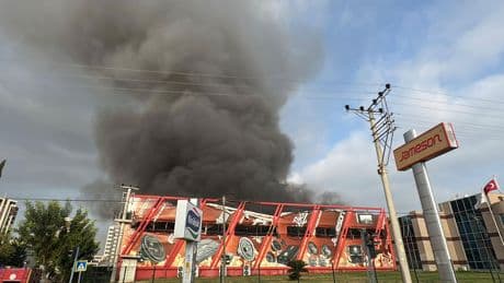 Mersin'de ses ve görüntü sistemleri üretilen fabrikada yangın çıktı