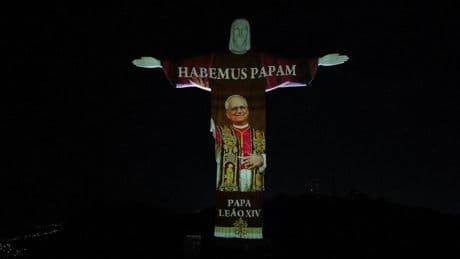 Pape Léon XIV : les images du Christ Rédempteur illuminé avec le visage du nouveau pape