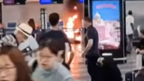 Chaos im Mailänder Terminal - Mann legt Feuer und randaliert im Flughafen