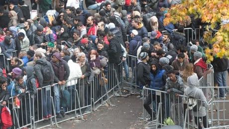 Flüchtlingskrise 2015: Czaja: Flüchtlingsunterbringung in Turnhallen war ein Fehler