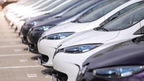 « En 15 ans, le coût d’une Clio aura augmenté de 40 % »: à qui la faute si les voitures sont trop chères ?