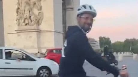 Hätten Sie ihn erkannt? - Tennis-Superstar fährt mit Fahrrad durch Paris