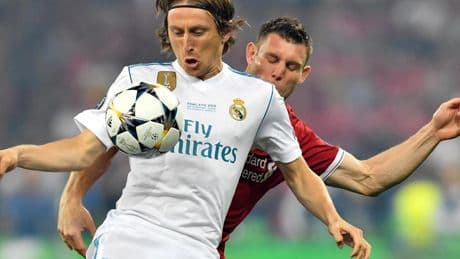 Tras el adiós de Modric, la IA le sitúa como segundo mejor centrocampista de la historia, ¡pero hay sorpresa con el primero!