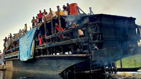 Al menos 148 muertos por el incendio de un barco de madera en RD Congo