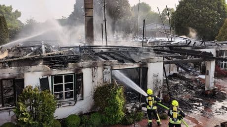 3000 Euro für Hinweise ausgelobt - Polizei ermittel wegen versuchten Mordes nach Feuer