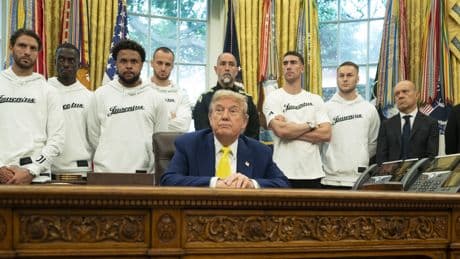 La Juve alla Casa Bianca mentre Trump parla di guerra: immagine distopica dallo Studio ovale