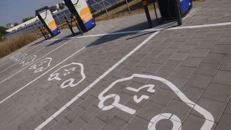 Wie viele Deutsche sind schon E-Auto gefahren? Die Zahl macht uns traurig
