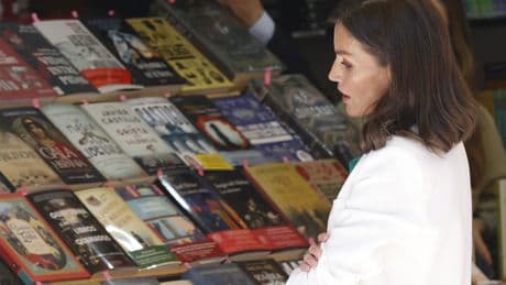 Cuesta, Amorós, Dicker o Kitamura: las firmas más interesantes de la Feria del Libro de Madrid 2025