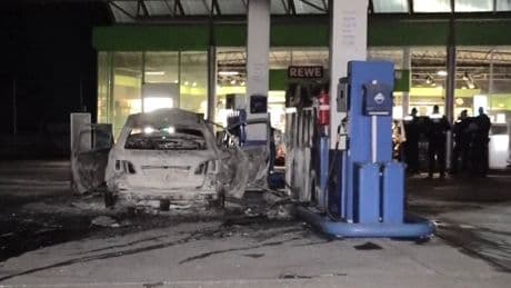Mann fährt brennendes Auto an Tankstelle und droht mit Axt