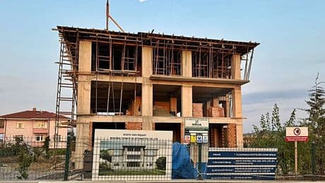 Sakarya'da 60 yaşındaki işçi çalıştığı inşaattan düşüp öldü