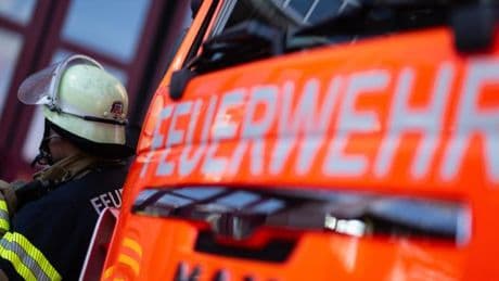 Feuerwehrleute liefern sich Wasserschlacht – mitten in Berlin