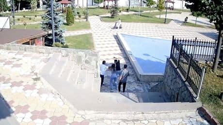 Uygunsuz hareketlerde bulunan çifti uyarmıştı! Parkta dehşet anlar!