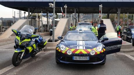 Une Alpine de la gendarmerie qui part en fumée… et les mauvais souvenirs ressurgissent chez Renault