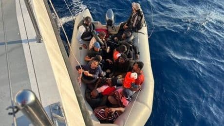 Yunanistan’ın ölüme ittiği 18 düzensiz göçmen kurtarıldı