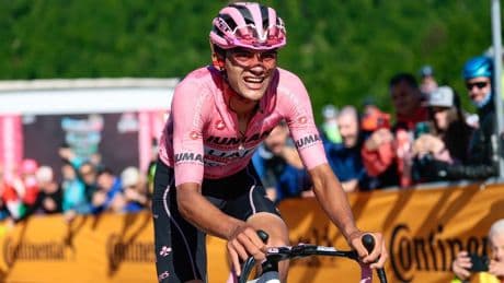 Herbeleef de dramadag van UAE Team Emirates, Primoz Roglic en Thymen Arensman; feest bij Astana
