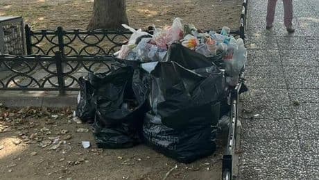 İzmir'de grev devam ediyor: Konak'ta çöpler birikti