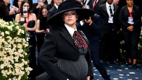 Rihanna sorprende con su tercer embarazo en la MET Gala 2025